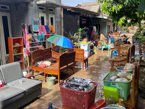 Sejumlah perabotan rumah milik warga yang terdampak banjir. | Foto : Dok. Lampung Geh