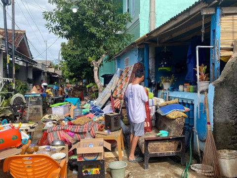 Warga mulai membersihkan rumah dari sisa banjir yang terjadi pada Sabtu (24/2) kemarin. | Foto : Dok. Lampung Geh
