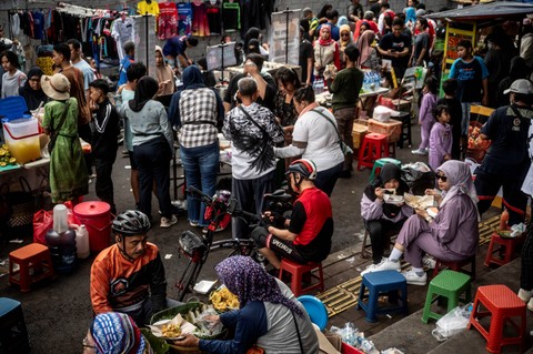 Sejumlah warga membeli aneka jajanan dan minuman di zona pedagang kaki lima (PKL) di Jalan Sumenep, Jakarta, Minggu (25/2/2024). Foto: Aprillio Akbar/Antara Foto