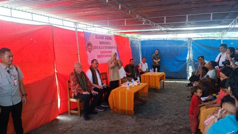 Mensos Tri Rismaharini dengarkan keluahan warga Desa Golo Wune, Manggarai, NTT. Bagikan sembako hingga alat bantuan disabilitas, Minggu (25/2/2024). Foto: Thomas Bosco/kumparan