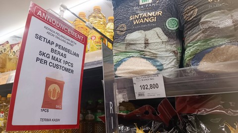Stok beras di supermarket AEON Tanjung Barat, Minggu (25/2/2024). Foto: Ave Airiza Gunanto/kumparan