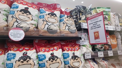 Stok beras di supermarket AEON Tanjung Barat, Minggu (25/2/2024). Foto: Ave Airiza Gunanto/kumparan