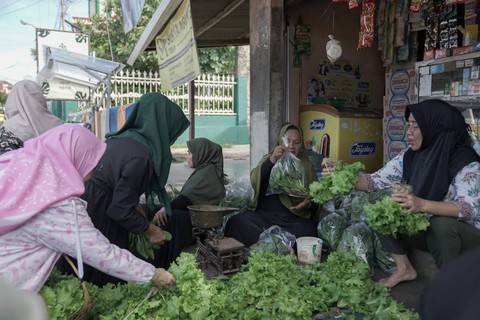 Warga Kelurahan Surabaya manfaat hasil panen urban farming. Foto: Dok. BRI