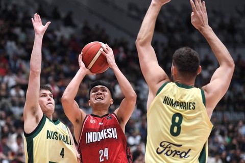 Pebasket Timnas Indonesia Agassi Yeshe Goantara melakukan lay up dengan diadang pebasket timnas Australia Ben Henshall dan Isaac Bradley Humphries dalam laga Grup A Kualifikasi FIBA Asia Cup 2025 di Indonesia Arena, Jakarta, Minggu (25/2/2024). Foto: Hafidz Mubarak A/ANTARA FOTO