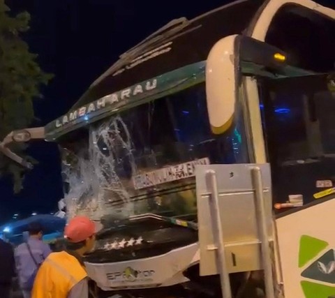 Kondisi Bus EPA STAR jurusan Prabumulih - Tj. Enim menghantam pembatas jalan di pelabuhan Bakauheni, Lampung | Foto : Istimewa