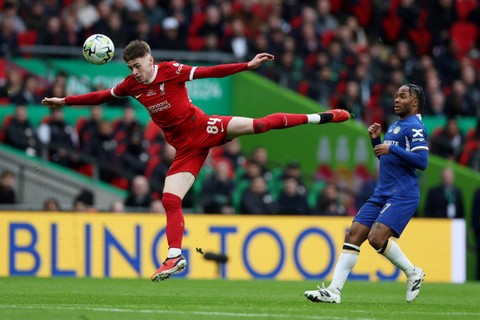 Pemain Chelsea Raheem Sterling berebut bola dengan pemain Liverpool Conor Bradley pada pertandingan Final Piala Liga Inggris di Stadion Wembley, London, Inggris, Minggu (25/2/2024). Foto: Paul Childs/REUTERS