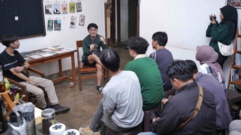 Sesi berbagi bertema cara membuat zine yang juga mnejadi rangakaian kegiatan pameran fotografi yang digagas Ghompok Kolektif Palembang di Rumah Sintas, Senin (26/2) Foto: ary priyanto/urban id