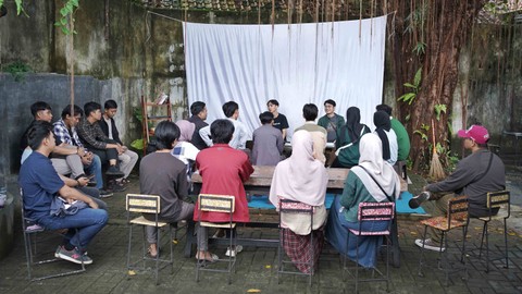 Sesi diskusi menjadi wadah komunikasi antara fotografer dengan pengunjung di event Pameran Garang Vol I  yang digagas ghompok kolektif fotografi di Rumah Sintas Palembang, Senin (26/2) Foto: ary priyanto/urban id