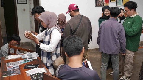 Antusiasme pengunjung yang hadir dalam kegiatan pameran fotografi bertema GARANG di rumah sintas Palembang, Senin (26/2) Foto: ary priyanto/urban id