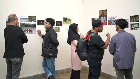 Fotografi menjadi ruang temu antara pekarya dan penikmatnya menjadi inti dari kegiatan pameran foto yang digagas Ghompok Kolektif Palembang, Senin (26/2) Foto: ary priyanto/urban id