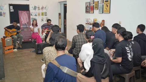 Penampilan Seirama Rujukan Dawai dalam kegiatan pameran fotografi bertema GARANG yang digagas Ghompok Kolektif Palembang, Senin (26/2) Foto: ary priyanto/urban id