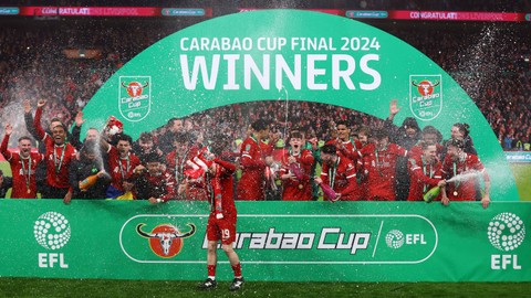 Harvey Elliott dari Liverpool merayakan kemenangan Piala Carabao bersama rekan setimnya. Foto: Reuters/Matthew Childs