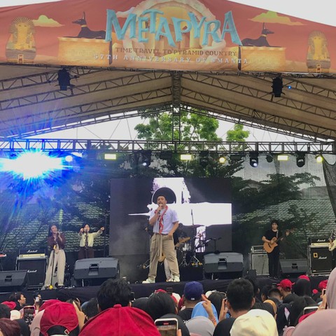 Sal Priadi tampil di Panggung Metapyra Pontianak. Foto: Rizky Prapurna Bakti/Hi!Pontianak