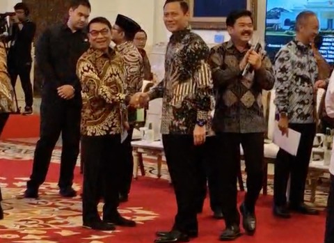 Menteri ATR/Kepala BPN Agus Harimurti Yudhoyono (AHY) bersalaman dengan Kepala KSP Moeldoko di Istana Kepresidenan, Senin (26/2/2024). Foto: Nadia Jovita Injilia Riso/kumparan