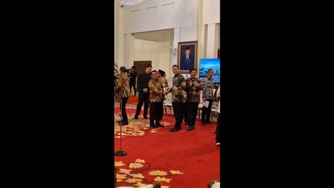 Momen perdana pertemuan KSP Moeldoko dengan Menteri ATR/BPN Agus Harimurti Yudhoyono di Istana Negara untuk Sidang Kabinet, Senin (26/2). Foto: Nadia Riso/kumparan