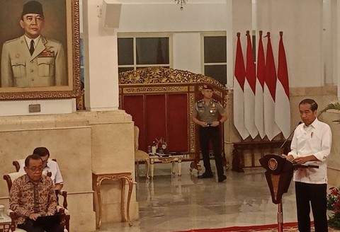 Presiden Jokowi menyampaikan pengantar Sidang Kabinet Paripurna tentang Persiapan Ramadan dan Idul Fitri 1445 H di Istana Negara, Jakarta, Senin (26/2/2024). Foto: ANTARA