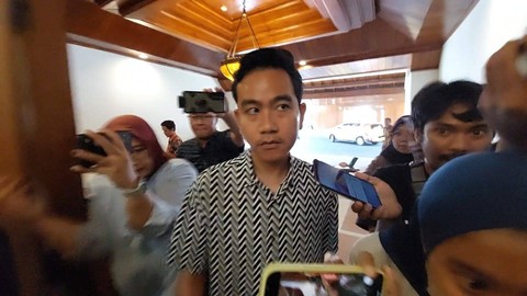 Wali kota Solo, Gibran Rakabuming Raka dikerubuti wartawan. Foto: Dok. kumparan