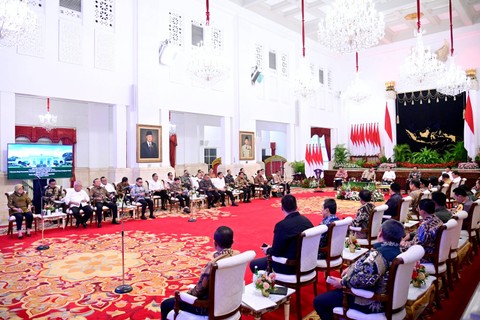 Presiden Joko Widodo menyampaikan pengarahan dalam Sidang Kabinet Paripurna di Istana Negara, Jakarta, Senin (26/2/2024). Foto: Muchlis Jr/Biro Pers Sekretariat Presiden
