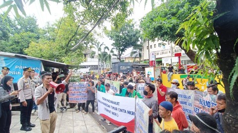 Massa yang menamakan diri sebagai Forum Masyarakat Pemuda Mahasiswa Timur Cinta NKRI berdemo di Kantor ICW, Kalibata, Jakarta Selatan, atas isu rasisme, Senin (26/2/2024). Foto: Annisa Thahira Madina/kumparan