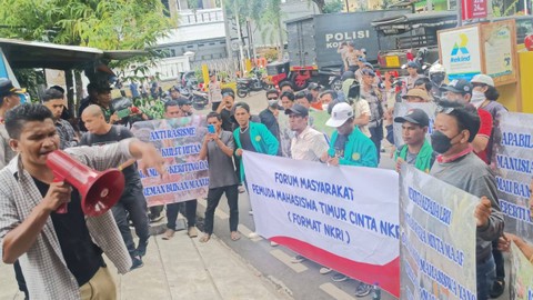 Massa yang menamakan diri sebagai Forum Masyarakat Pemuda Mahasiswa Timur Cinta NKRI berdemo di Kantor ICW, Kalibata, Jakarta Selatan, atas isu rasisme, Senin (26/2/2024). Foto: Annisa Thahira Madina/kumparan