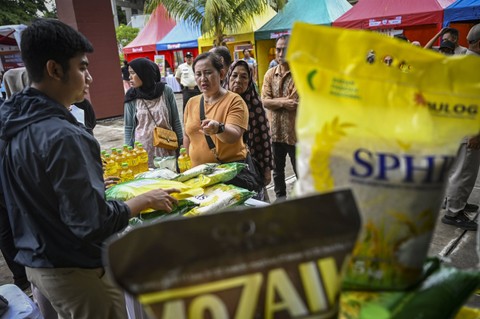 Warga membeli beras saat operasi pasar murah SPHP (Stabilisasi Pasokan Harga Pasar) di Taman Ismail Marzuki (TIM), Jakarta, Senin (26/2/2024). Foto: Erlangga Bregas Prakoso/Antara Foto