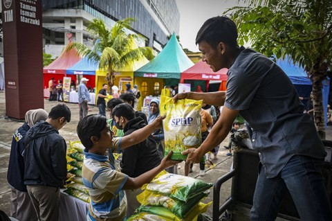 Pekerja menurunkan wadah berisi beras saat operasi pasar murah SPHP (Stabilisasi Pasokan Harga Pasar) di Taman Ismail Marzuki (TIM), Jakarta, Senin (26/2/2024). Foto: Erlangga Bregas Prakoso/Antara Foto