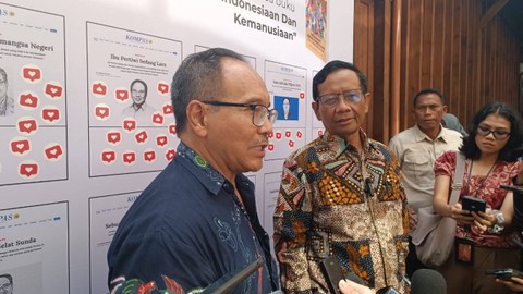 Eks Menko Polhukam, Mahfud MD bersama Wartawan Senior Kompas, Budiman Tanuredjo saat ditemui awak media di Bentara Budaya Jakarta, Jakarta Pusat, Senin (26/2/2024). Foto: Fadlan Nuril Fahmi/kumparan