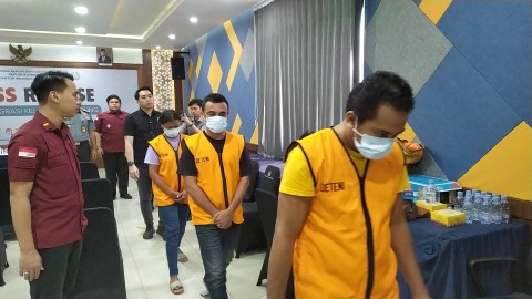 Pers rilis empat pelajar asal Timor Leste yang melanggar aturan keimigrasian di Kantor Imigrasi Kelas I Bandung pada Senin (26/2/2024). Foto: Rachmadi Rasyad/kumparan