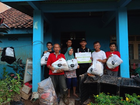 IZI saat memberikan bantuan sembako pada warga yang terdampak banjir. | Foto: Doc IZI