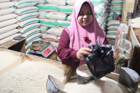Seorang pedagang beras di Pasar Muka Cianjur keluhkan terus naiknya harga beras di pasaran. dok, istimewa.