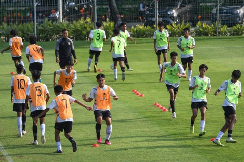 Sejumlah pesepak bola melakukan pemanasan dalam seleksi gelombang 3 Tim Nasional U-16 di Lapangan A Kompleks Gelora Bung Karno, Senayan, Jakarta, Selasa (27/3/2024). Foto: Aditya Pradana Putra/Antara Foto
