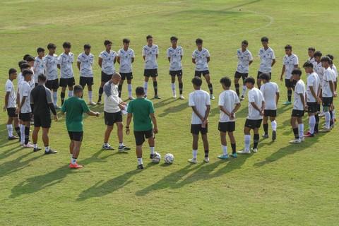 Pelatih Nova Arianto (tengah) memberikan instruksi kepada para pesepak bola peserta seleksi gelombang 3 Tim Nasional U-16 di Lapangan A Kompleks Gelora Bung Karno, Senayan, Jakarta, Selasa (27/3/2024). Foto: Aditya Pradana Putra/Antara Foto
