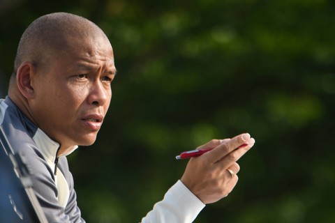 Pelatih Nova Arianto memantau para pesepak bola yang mengikuti uji tanding seleksi gelombang 3 Tim Nasional U-16 di Lapangan A Kompleks Gelora Bung Karno, Senayan, Jakarta, Selasa (27/3/2024). Foto: Aditya Pradana Putra/Antara Foto