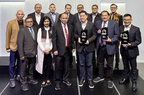 Menkominfo, Budi Arie Setiadi (tengah depan) beserta jajarannya menerima sejumlah penghargaan yang diterima Telkomsel berdasarkan hasil pengukuran dan analisis Ookla® selama periode Juli- Desember 2023. Foto: Dok. Telkomsel