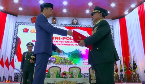 Presiden Jokowi menganugerahkan pangkat jenderal kehormatan kepada Menhan Prabowo di Mabes TNI Cilangkap, Rabu (28/2/2024). Foto: YouTube/KemhanRI