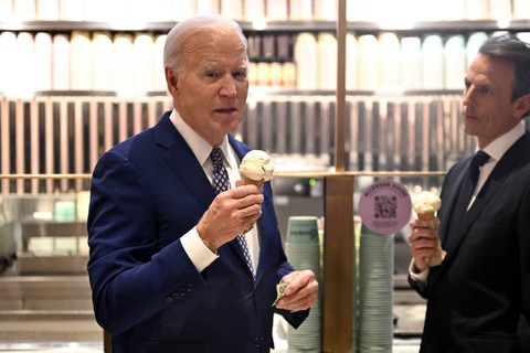 Presiden AS Joe Biden saat menikmati es krim di Van Leeuwen Ice Cream setelah merekam episode "Late Night with Seth Meyers" di New York City, AS, Senin (26/2/2024). Foto: Jim Watson/AFP