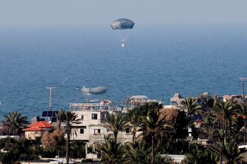 Bantuan dijatuhkan dari udara di Rafah, Jalura Gaza, Senin (26/2/2024). Foto: Ibraheem Abu Mustafa/REUTERS