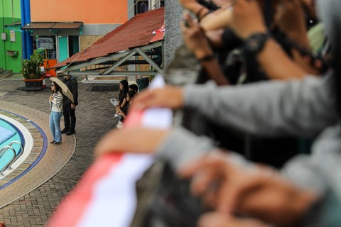 Tamara Tyasmara menyaksikan rekonstruksi kasus kematian Raden Andante Khalif Pramudityo alias Dante di Kolam Renang Tirtamas, Jakarta, Rabu (28/2/2024). Foto: Iqbal Firdaus/kumparan