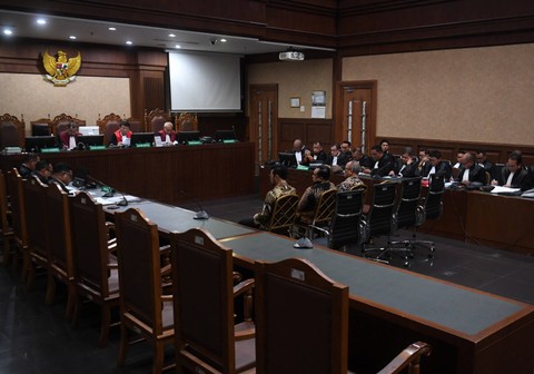 Terdakwa kasus pemerasan dan gratifikasi (dari kiri ke kanan) mantan Menteri Pertanian (Mentan) Syahrul Yasin Limpo, mantan Direktur Alat dan Mesin Pertanian Kementan Muhammad Hatta dan mantan Sekretaris Jenderal (Sekjen) Kementan Kasdi Subagyono. Foto: Akbar Nugroho Gumay/Antara Foto