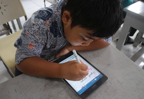 Siswa berlatih menulis pada Buku Digital Kipin. Foto: Pendidikan.id