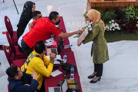 Panitia Pemilihan Luar Negeri (PPLN) Athena, Siti Sampin (kanan) menunjukan blanko dokumen yang masih tersegel kepada saksi dari partai politik saat rapat pleno rekapitulasi penghitungan suara Pemilu 2024 tingkat nasional di Kantor KPU, Jakarta. Foto: Galih Pradipta/Antara Foto