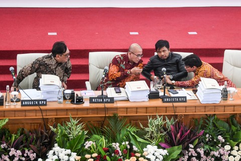 Ketua Komisi Pemilihan Umum (KPU) Hasyim Asy'ari (kedua kiri) berdiskusi dengan Komisioner KPU Yulianto Sudrajat (kiri), Idham Holik (kedua kanan), August Mellaz (kanan) saat memimpin rapat pleno rekapitulasi penghitungan suara Pemilu 2024. Foto: Galih Pradipta/Antara Foto