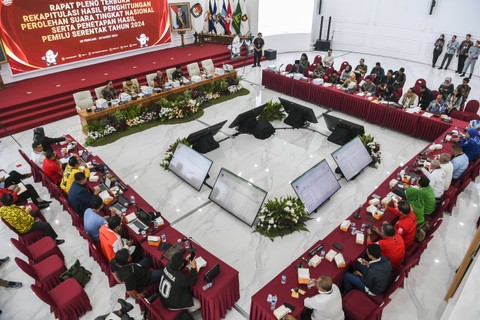 Ketua Komisi Pemilihan Umum (KPU) Hasyim Asy'ari (kedua kanan) berdiskusi dengan Komisioner KPU Yulianto Sudrajat (kiri), Mochammad Afifuddin (kedua kiri), Idham Holik (kanan) saat memimpin rapat pleno rekapitulasi penghitungan suara Pemilu 2024. Foto: Galih Pradipta/Antara Foto