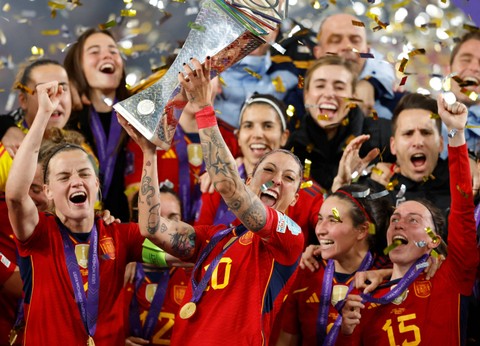 Selebrasi pemain Spanyol merayakan kemenangan UEFA Women's Nations League usai pertandingan di Estadio La Cartuja, Seville, Spanyol. Foto: Marcelo Del Pozo/Reuters