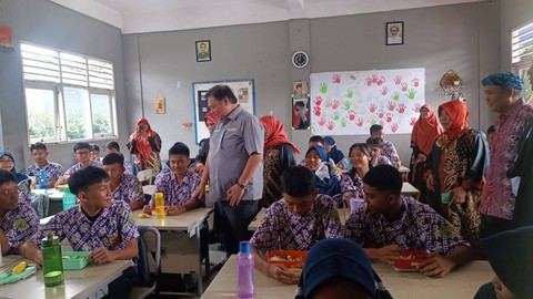 Simulasi makan siang gratis di SMPN Curug 2, Kamis (29/2/2024). Foto: Ave Airiza Gunanto/kumparan