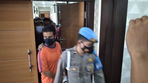 Ghatan Saleh Hilabi, mantan suami Dina Lorenza dan Cut Keke, dihadirkan dalam jumpa pers terkait kasus narkoba di Mako Polres Purwakarta, Jumat, (5/2). Foto: Dok. Istimewa