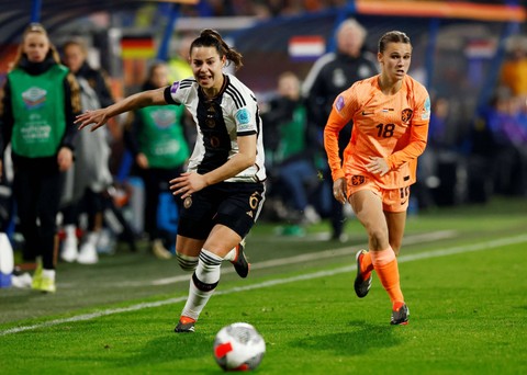 Kerstin Casparij dari Belanda beraksi melawan Lena Oberdorf dari Jerman saat bertanding di Stadion Abe Lenstra, Heerenveen, Belanda. Foto: Piroschka Van De Wouw/Reuters