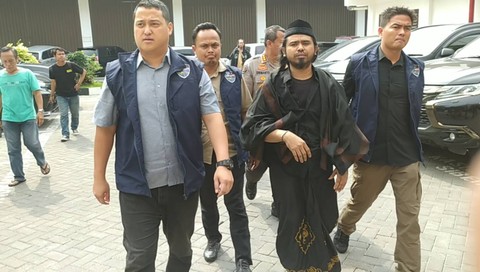 Samsudin atau Gus Samsudin (tengah) usai menjalani pemeriksaan di Mapolda Jatim atas kasus video ajaran sesat membebaskan tukar pasangan meski berstatus suami istri, Kamis (29/2/2024). Foto: Farusma Okta Verdian/kumparan