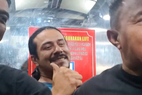 Senyum Ghatan Saleh usai ditetapkan sebagai tersangka penembakan, di Polres Jakarta Timur, Kamis (29/2/2024). Foto: Giovanni/kumparan