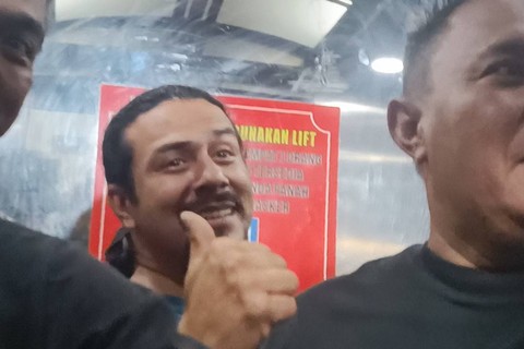 Senyum Ghatan Saleh usai ditetapkan sebagai tersangka penembakan, di Polres Jakarta Timur, Kamis (29/2/2024). Foto: Giovanni/kumparan